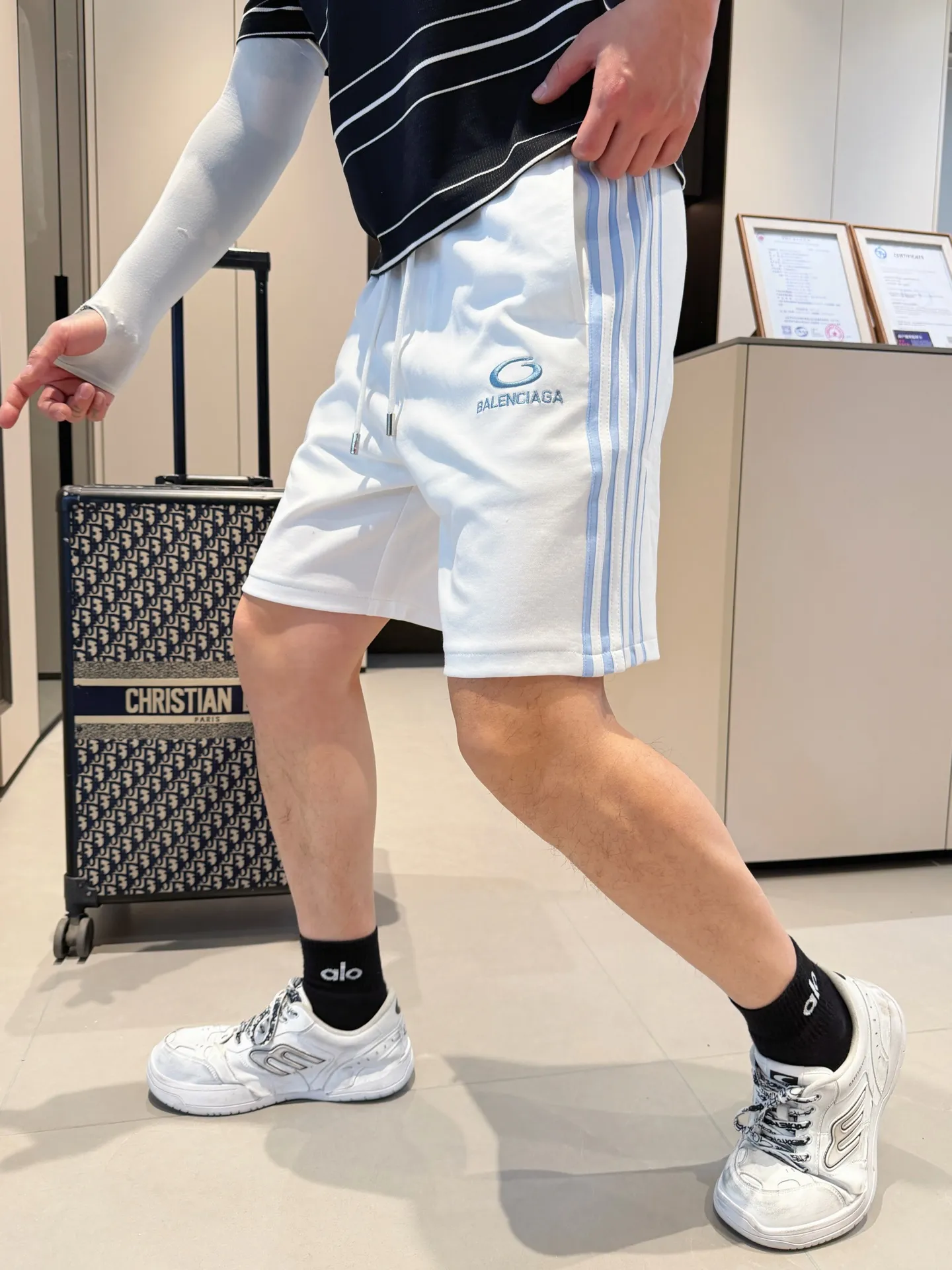 Balenciaga's three-standard complete 2026 summer New Arrival men's casual shorts, advanced custom-made Breathable fabric, Breathable fabric, extremely stretchy and comfortable, impeccable details, top-grade accessories, original logo design concept, delicate and soft feel! The upper body fit is awesome! Size: M-XXXL Please state your height and weight when ordering